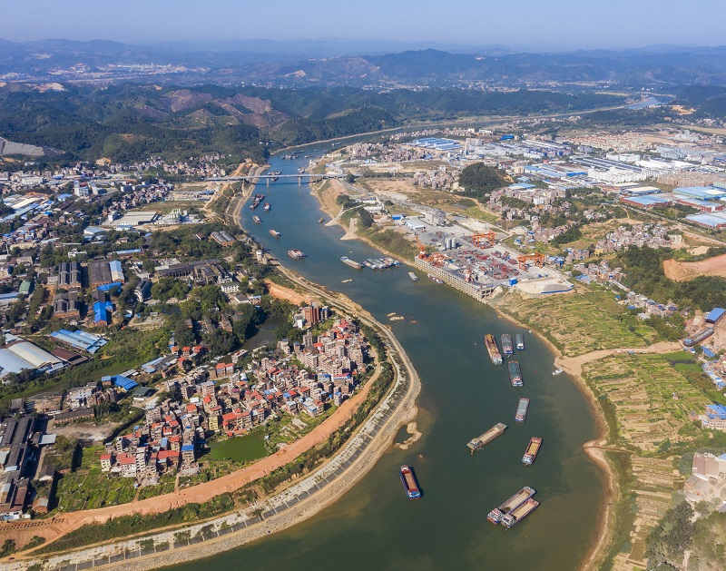 8、2021年12月1日，广西梧州桂江段水域，众多货轮来来往往，一派繁忙运输景象，形成百舸争流、千帆竞渡的壮观场景。
