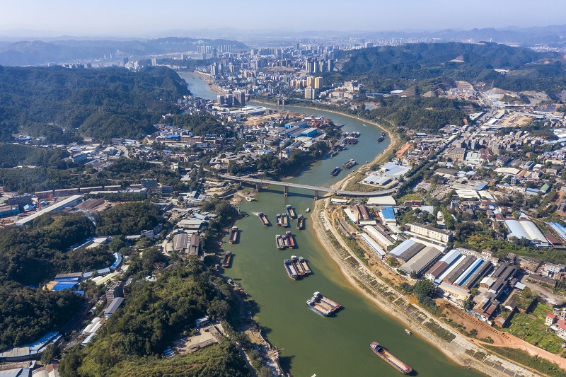 9、2021年12月1日，广西梧州桂江段水域，众多货轮来来往往，一派繁忙运输景象，形成百舸争流、千帆竞渡的壮观场景。