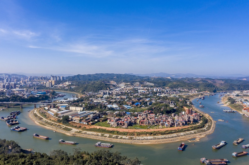 11、2021年12月1日，广西梧州桂江段水域，众多货轮来来往往，一派繁忙运输景象，形成百舸争流、千帆竞渡的壮观场景。