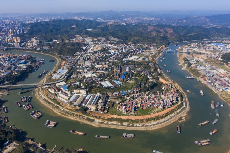 12、2021年12月1日，广西梧州桂江段水域，众多货轮来来往往，一派繁忙运输景象，形成百舸争流、千帆竞渡的壮观场景。