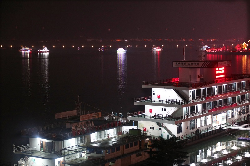 图2：三峡之光画舫启航。2021年11月26日，摄于重庆市巫山县港航基地。  唐探峰  15084351527