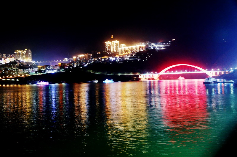 图3：画舫神游高峡平湖。2021年12月2日，摄于重庆市巫山县龙江新区。  唐探峰  15084351527