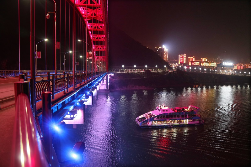 圖7：大寧湖情境夜游。2021年12月3日，攝于重慶市巫山縣龍門大橋。   唐探峰  15084351527