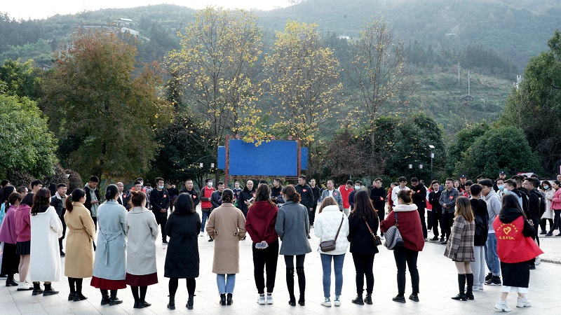 12月17日，2021年从江县“爱在工会，缘来是你”单身青年职工联谊活动在从江县鼓楼广场举行，男女嘉宾正在开展“一见倾心”环节。