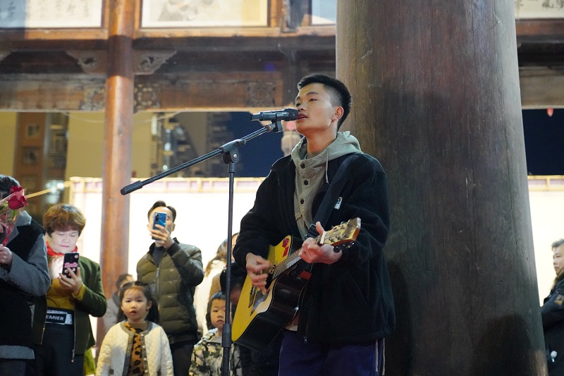12月17日，2021年从江县“爱在工会，缘来是你”单身青年职工联谊活动在从江县鼓楼广场举行，男女嘉宾正在展示才艺。 (1)