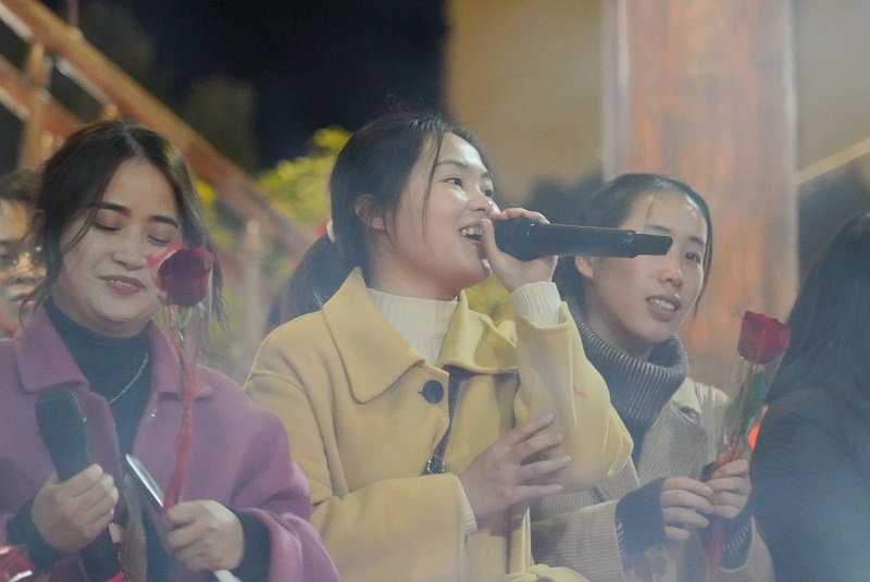 12月17日，2021年从江县“爱在工会，缘来是你”单身青年职工联谊活动在从江县鼓楼广场举行，男女嘉宾正在展示才艺。 (2)