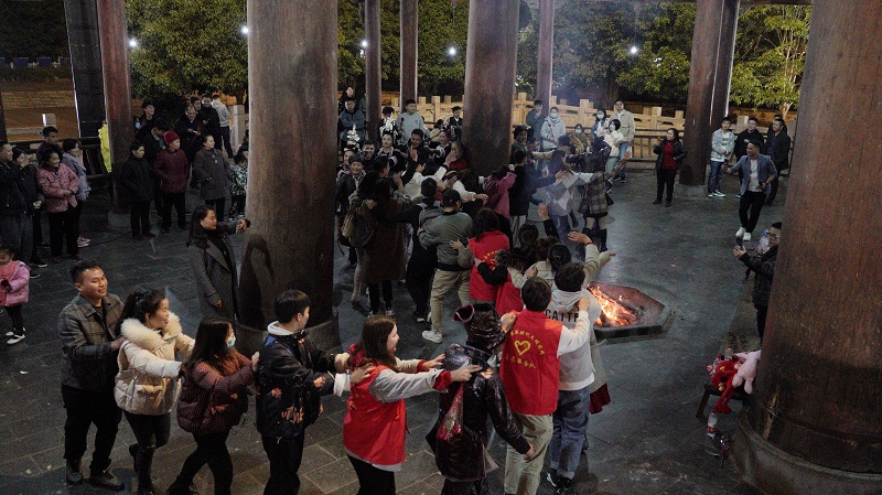 12月17日，2021年从江县“爱在工会，缘来是你”单身青年职工联谊活动在从江县鼓楼广场举行，男女嘉宾正在开展“篝火晚会”环节。