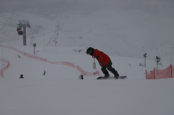 在阿勒泰市将军山滑雪场滑雪的雪友 (1)