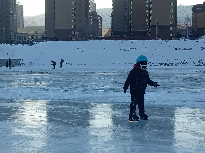 在阿勒泰市全季体育公园滑冰的孩子