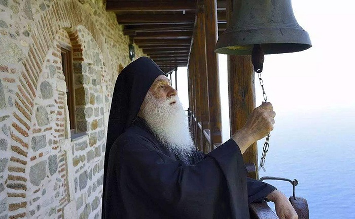 希腊的阿索斯山这里最大的特色就是修道士