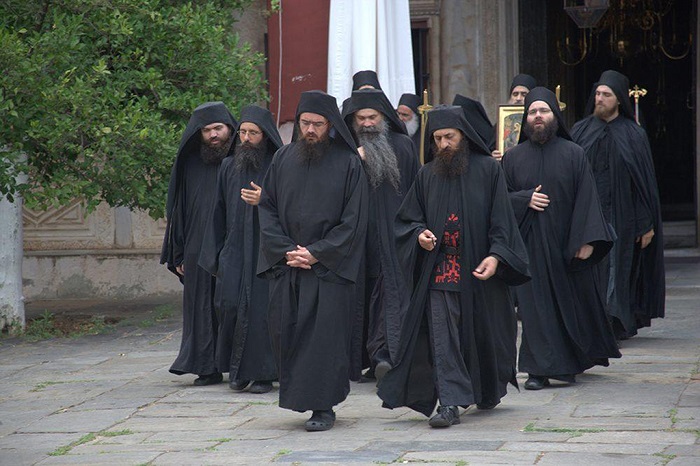 永远一袭黑衣的修道士们