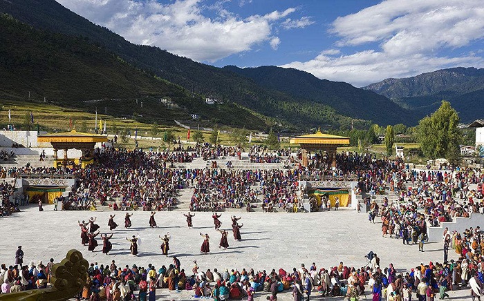 喜庆的不丹人在载歌载舞