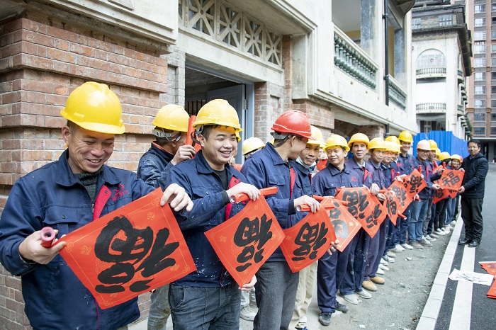 1、2022年1月18日，在全国重点文物保护单位广西梧州海关旧址修缮工程施工现场，30名建设者免费领取大红“福”字和春联。（何华文）