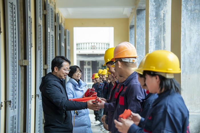 6、2022年1月18日，在全国重点文物保护单位广西梧州海关旧址修缮工程施工现场，30名建设者免费领取大红“福”字和春联。（何华文）