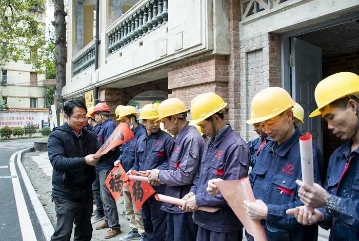 8、2022年1月18日，在全国重点文物保护单位广西梧州海关旧址修缮工程施工现场，30名建设者免费领取大红“福”字和春联。（何华文）
