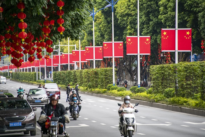 2、2022年1月24日，虎年春节临近，广西梧州市在主要街道挂满了国旗。各种鲜花和大红灯笼装扮街道、公园和广场，整个城市年味越来越浓，处处洋溢着喜庆、祥和的节日氛围。（何华文）