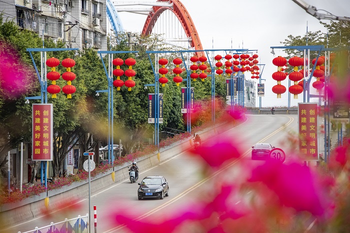 10、2022年1月24日，虎年春节临近，广西梧州市在主要街道挂满了国旗。各种鲜花和大红灯笼装扮街道、公园和广场，整个城市年味越来越浓，处处洋溢着喜庆、祥和的节日氛围。（何华文）