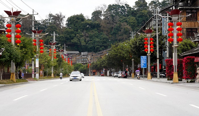 2022年1月24日，在从江县城街道两旁，挂好的一排排灯笼与当地少数民族吊脚楼、风雨桥、公交站亭等建筑物交相辉映，形成一道独特的风景线。 (2)