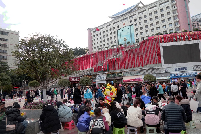 图1：喜庆灯笼红红火火，市民游客各有所乐。2022年2月4日，摄于重庆巫山县城集仙广场。唐探峰   15084351527