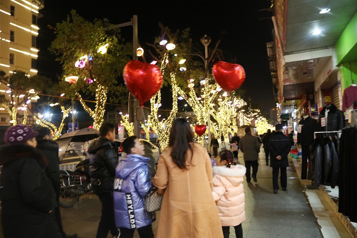 圖8：市民親子游玩樂賞夜景。2022年1月30日，攝于重慶市巫山縣城廣東路。唐探峰   15084351527