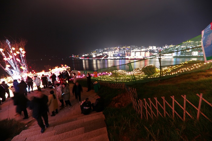 图9：打造巫山八景之一的“宁河晚渡”供游客市民赏夜景。2022年2月2日，摄于重庆市巫山神女庙下江东嘴。唐探峰   15084351527