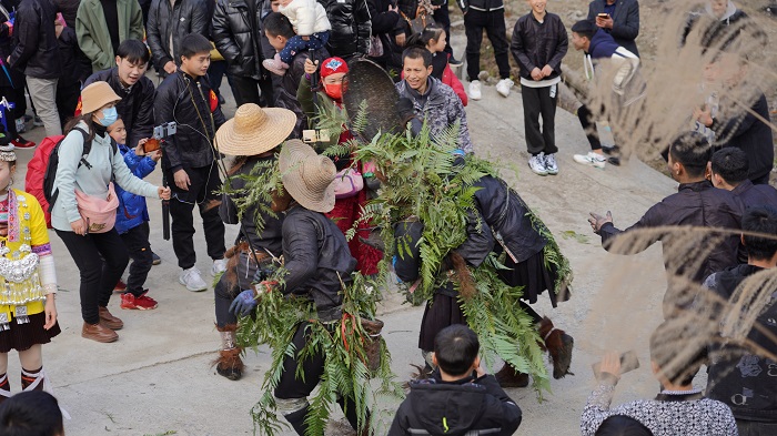 2022年2月4日，在贵州省从江县翠里乡高文村，人们身着异服扮“变婆”，驱妖魔，除病灾。 (1)