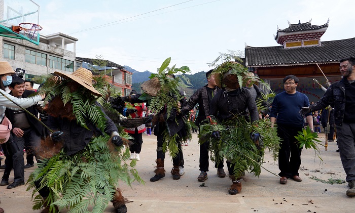 2022年2月4日，在贵州省从江县翠里乡高文村，人们身着异服扮“变婆”，驱妖魔，除病灾。 (2)