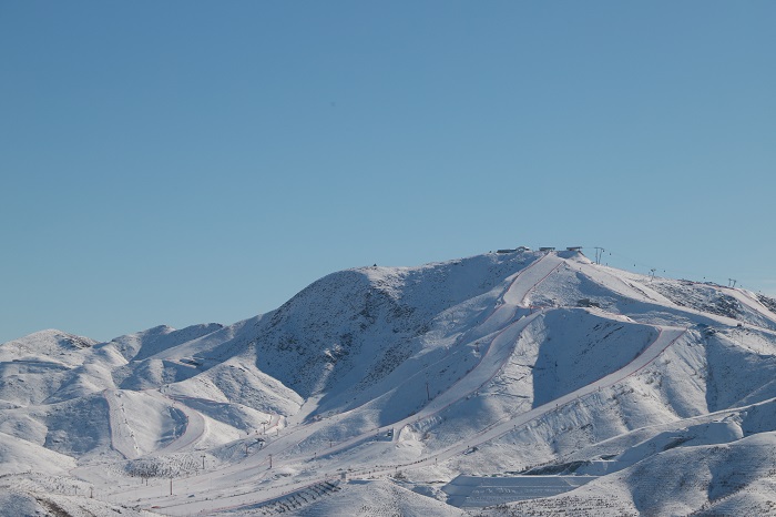 连绵起伏的阿尔泰山及其将军山滑雪场。