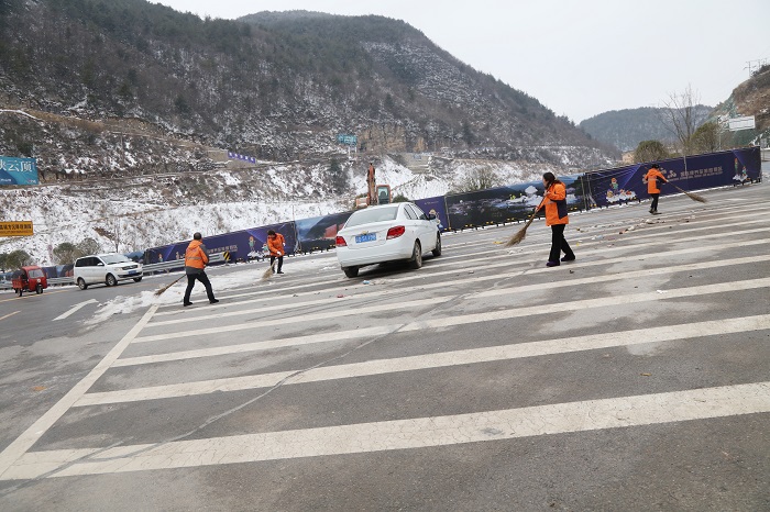 圖2：巫山縣公路事務中心組織公路養護人員清除路面積雪。2022年2月10日，攝于重慶市巫山縣巫福路。唐探峰15084351527