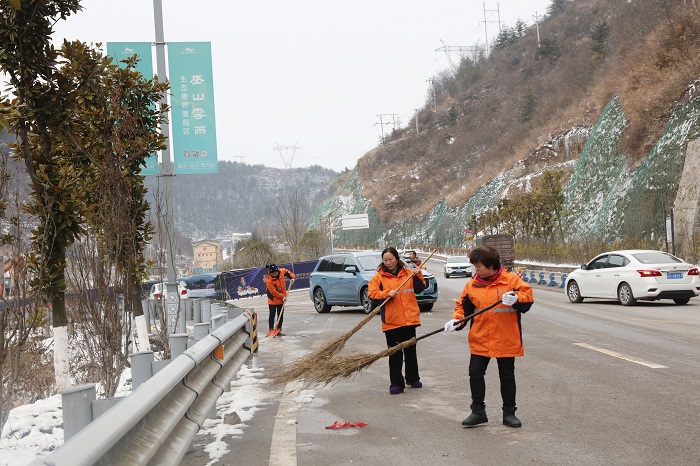 图3：巫山县公路事务中心哨路养路段养护人员正在清扫路面积雪。2022年2月10日，摄于重庆市巫山机场路。唐探峰15084351527