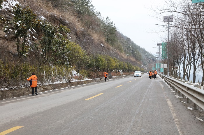 图4：巫山县公路事务中心经过全力排除公路雪障确保旅游路安畅。2022年2月10日，摄于重庆市巫山县巫峡镇龙山路段。唐探峰15084351527