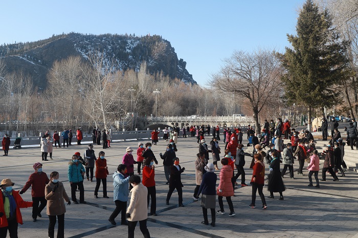 在驼峰下的金山公园，人们伴随着轻快的乐曲跳起了欢乐的广场舞，尽享早春和煦阳光下的闲暇时光。 (1)