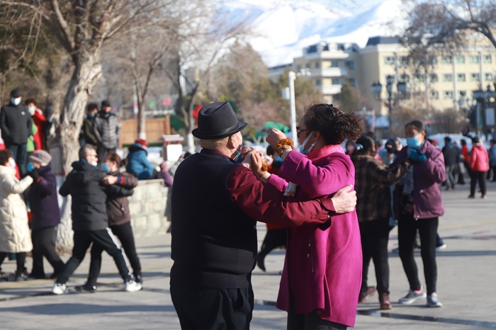 在驼峰下的金山公园，人们伴随着轻快的乐曲跳起了欢乐的广场舞，尽享早春和煦阳光下的闲暇时光。 (7)