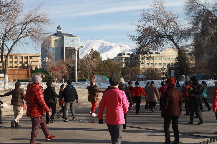 在驼峰下的金山公园，人们伴随着轻快的乐曲跳起了欢乐的广场舞，尽享早春和煦阳光下的闲暇时光。 (11)