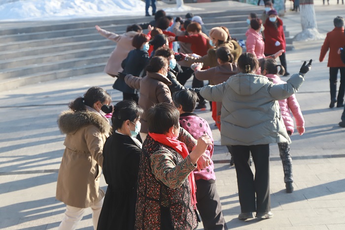 在驼峰下的金山公园，人们伴随着轻快的乐曲跳起了欢乐的广场舞，尽享早春和煦阳光下的闲暇时光。 (13)