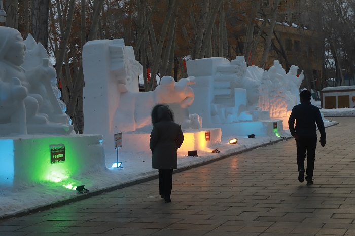 观赏雪雕的游客