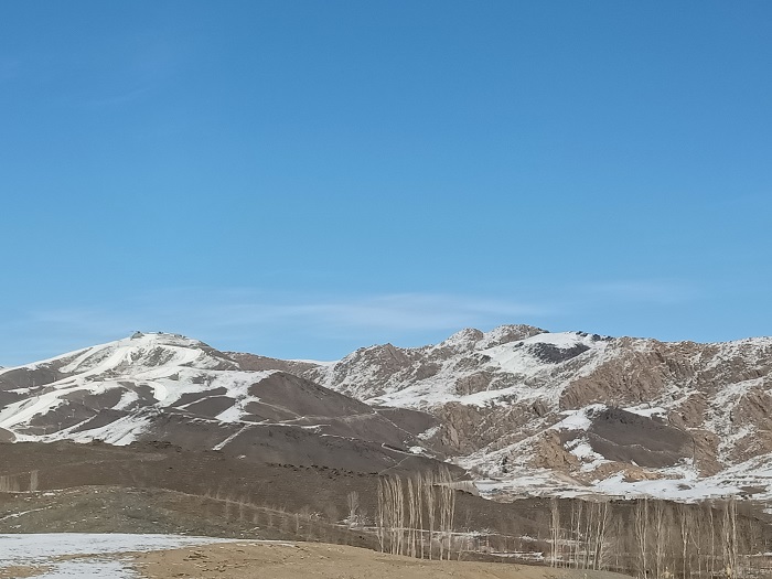 这是2022年3月3日在阿勒泰市建业街拍摄的近处的山丘和远处的雪山 (18)