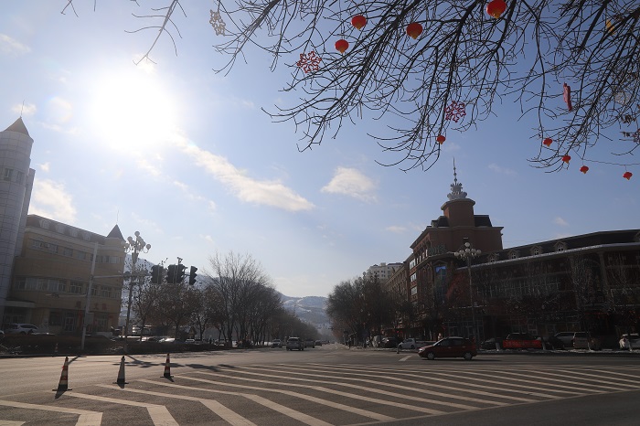 这是2022年3月3日在阿勒泰市解放路拍摄的近处的街景和远处的雪山 (15)