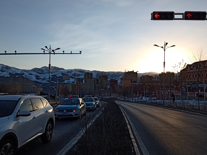 这是2022年3月3日在阿勒泰市望湖街拍摄的近处的街景和远处的雪山 (19)