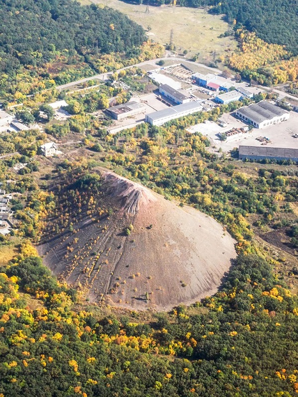 顿涅茨克市区边上的煤矸石山