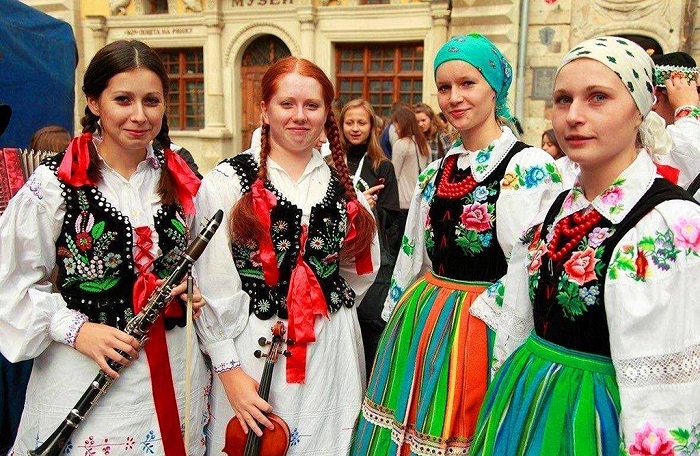 身着民族服饰的顿涅茨克女人们