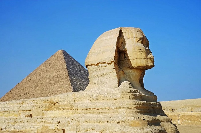 开罗金字塔前的狮身人面像