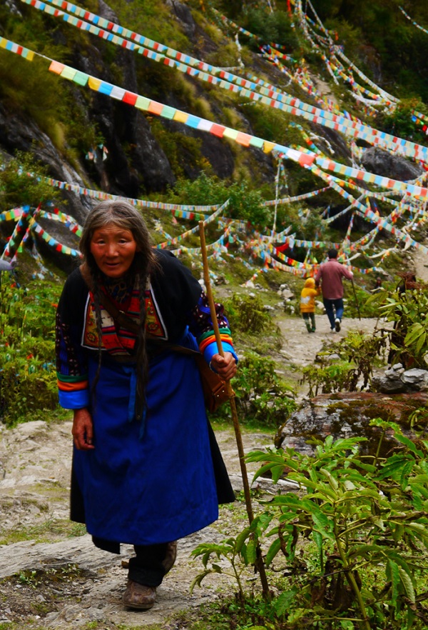 转山的藏族奶奶