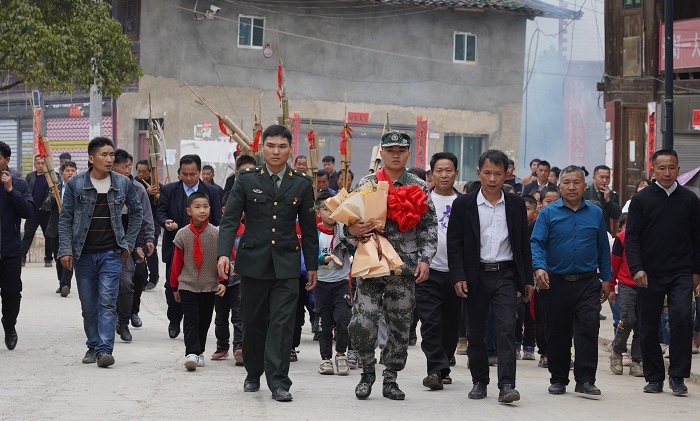 2022年3月14日，在贵州省黔东南苗族侗族自治州从江县停洞镇摆也村，父老乡亲正在欢送入伍新兵。