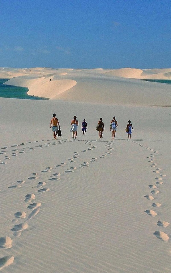巴西千湖沙漠留下的游人脚印