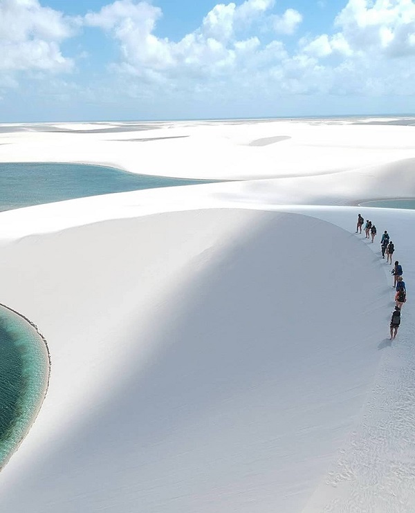 巴西沙漠湖之畔的游人们