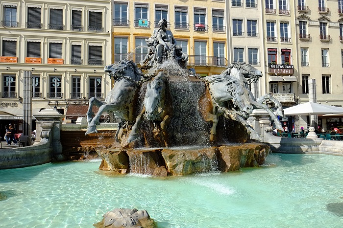 法国里昂沃土广场喷泉与雕塑