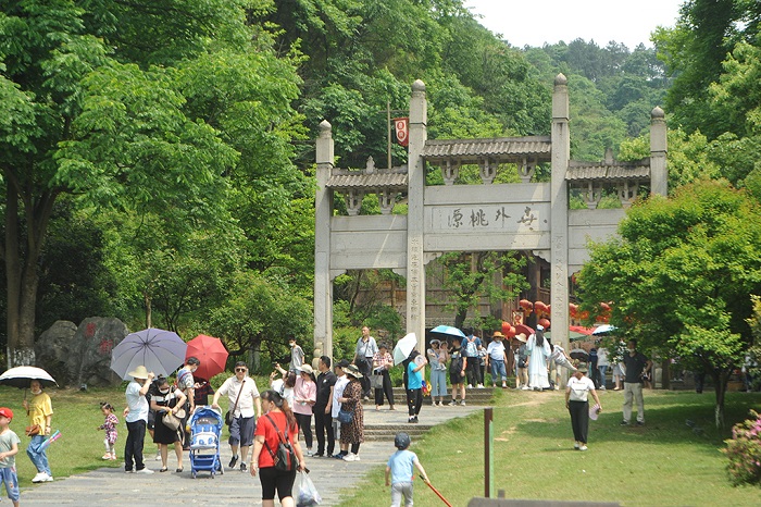 常德桃花源游人们