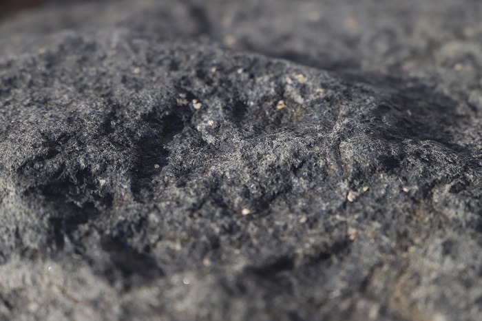 表面凹凸不平的隕石。