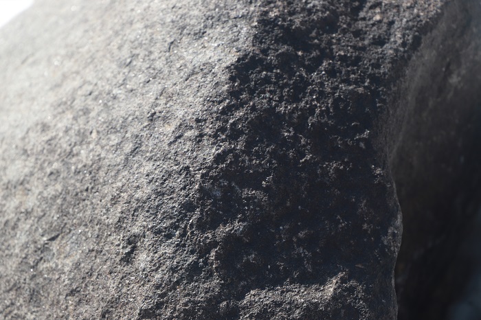 表面呈灰黑色的隕石